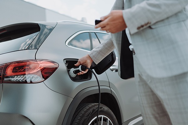 Homme chargeant sa voiture électrique