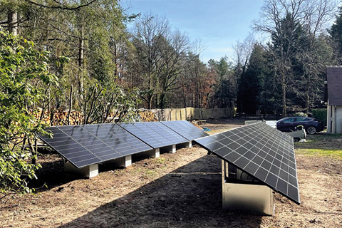 Centrale au sol installée dans un jardin