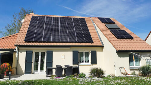Maison particulier panneaux solaires sur le toit