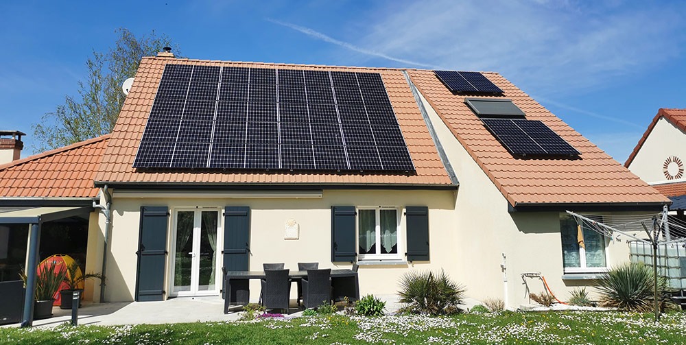 Maison particulier panneaux solaires sur le toit