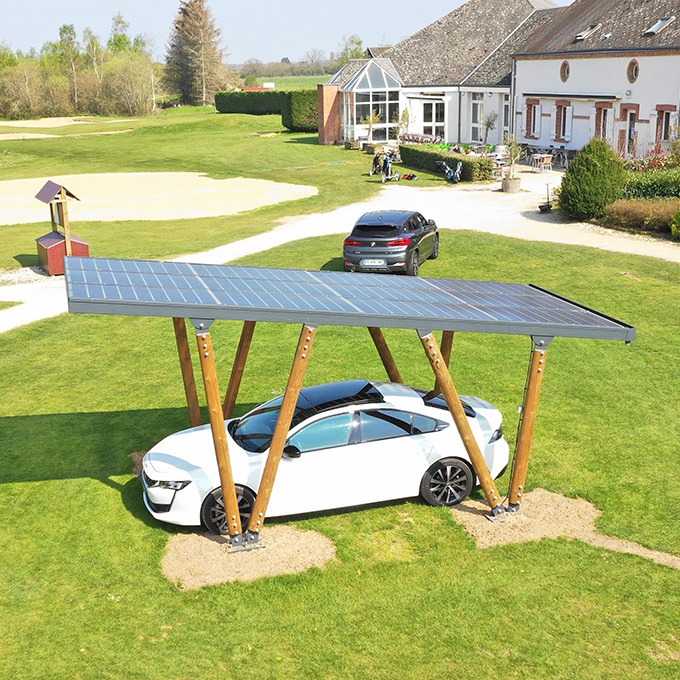 carport solaire avec une voiture garée 