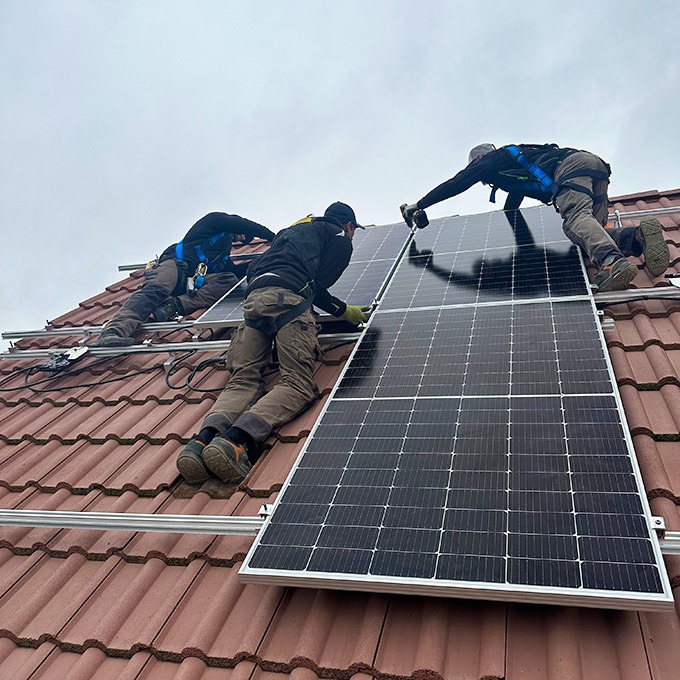 Équipe Groupe Roy Énergie en installation de panneaux solaires