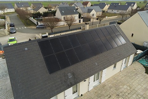 panneaux solaires intégré dans la toiture du maison