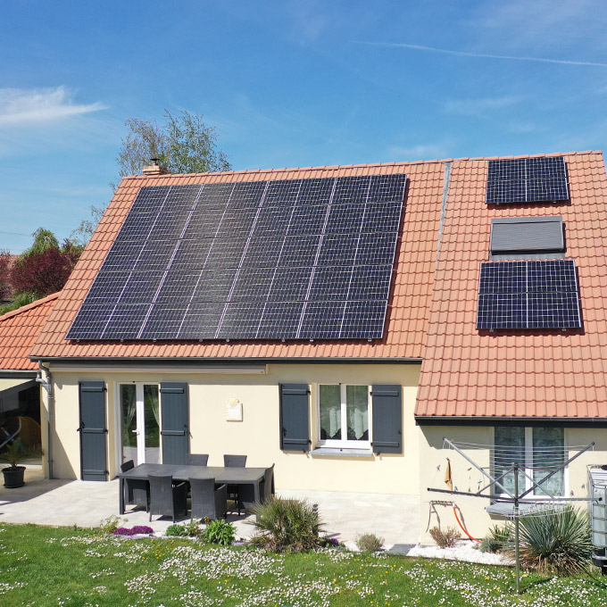 Maison avec des panneaux solaires en surimposition