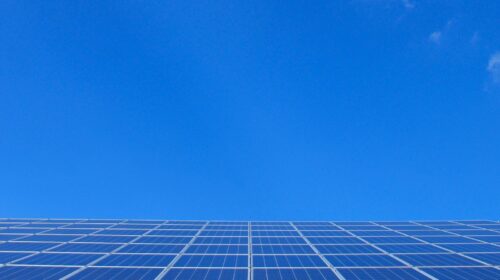 Combien de panneaux photovoltaïques faut-il installer pour obtenir 5 000 kWh de production solaire?