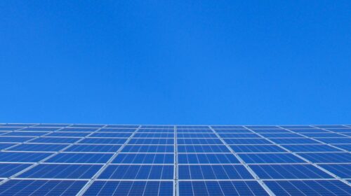 Combien de panneaux photovoltaïques faut-il installer pour obtenir 5 000 kWh de production solaire?