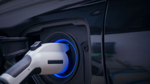 Combien de panneaux solaires pour recharger une voiture électrique ?