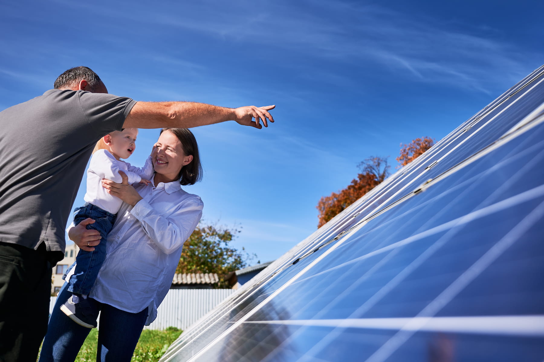 Père de famille montrant un panneau solaire à son enfant