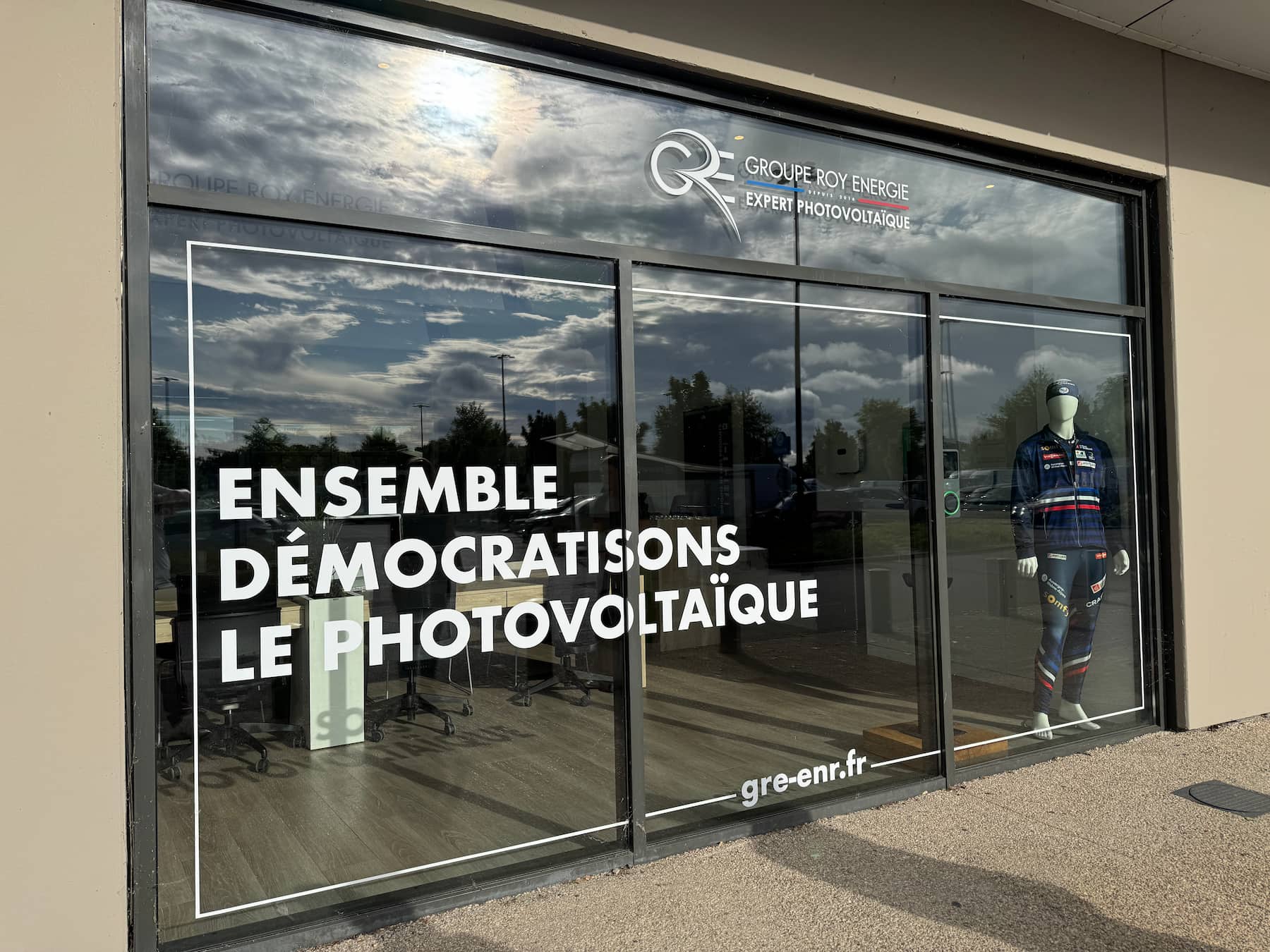 Agence photovoltaique st pryve st mesmin 4 Vue extérieure de l'agence photovoltaïque de Groupe Roy Énergie