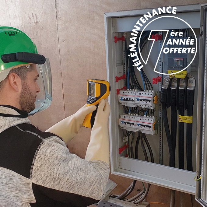 Technicien de Groupe Roy Énergie effectuant la maintenance d'une installation photovoltaïque