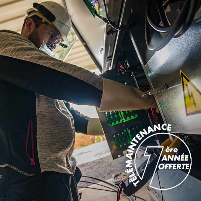 Technicien de Groupe Roy Énergie effectuant la maintenance d'une installation photovoltaïque 