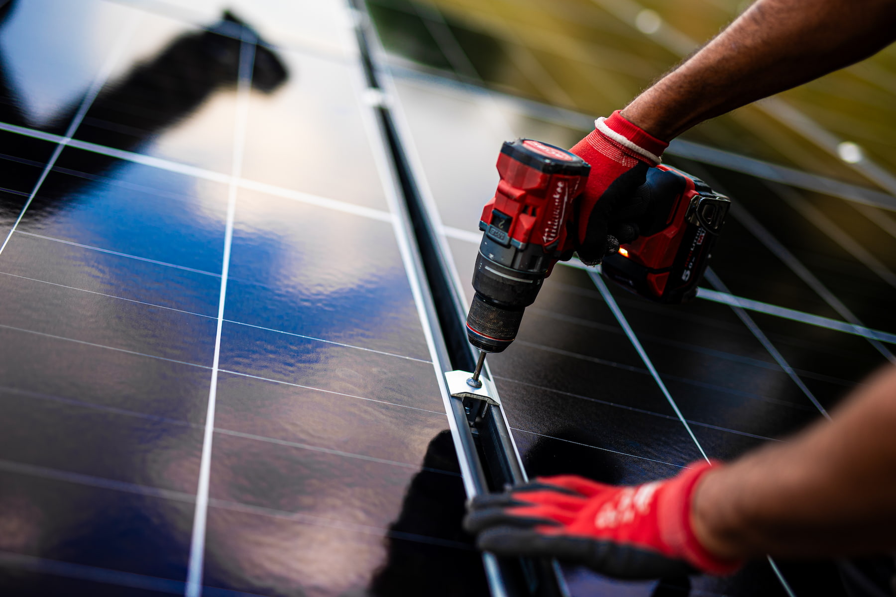 Technicien installant un panneau photovoltaïque