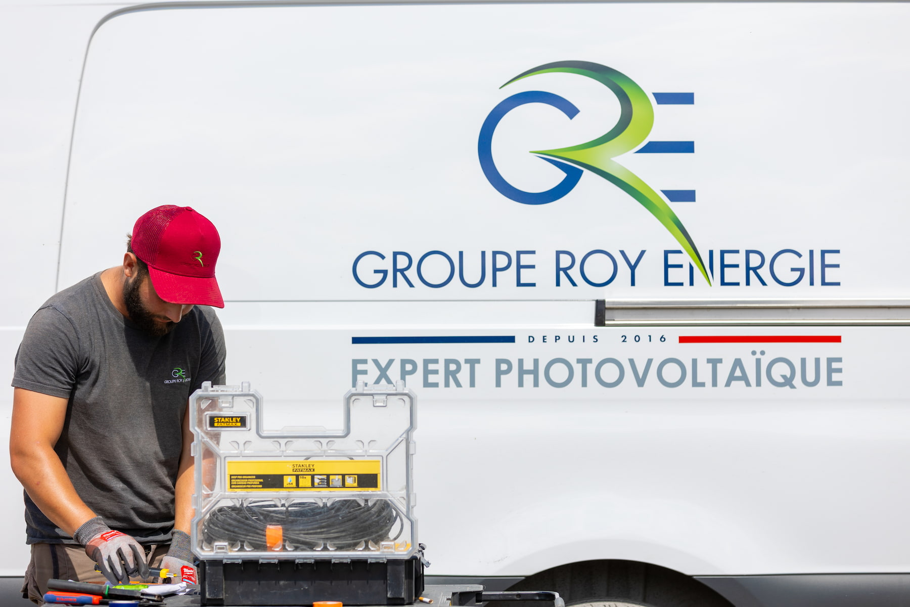 Installateur de Groupe Roy Énergie devant une camionnette de l'entreprise