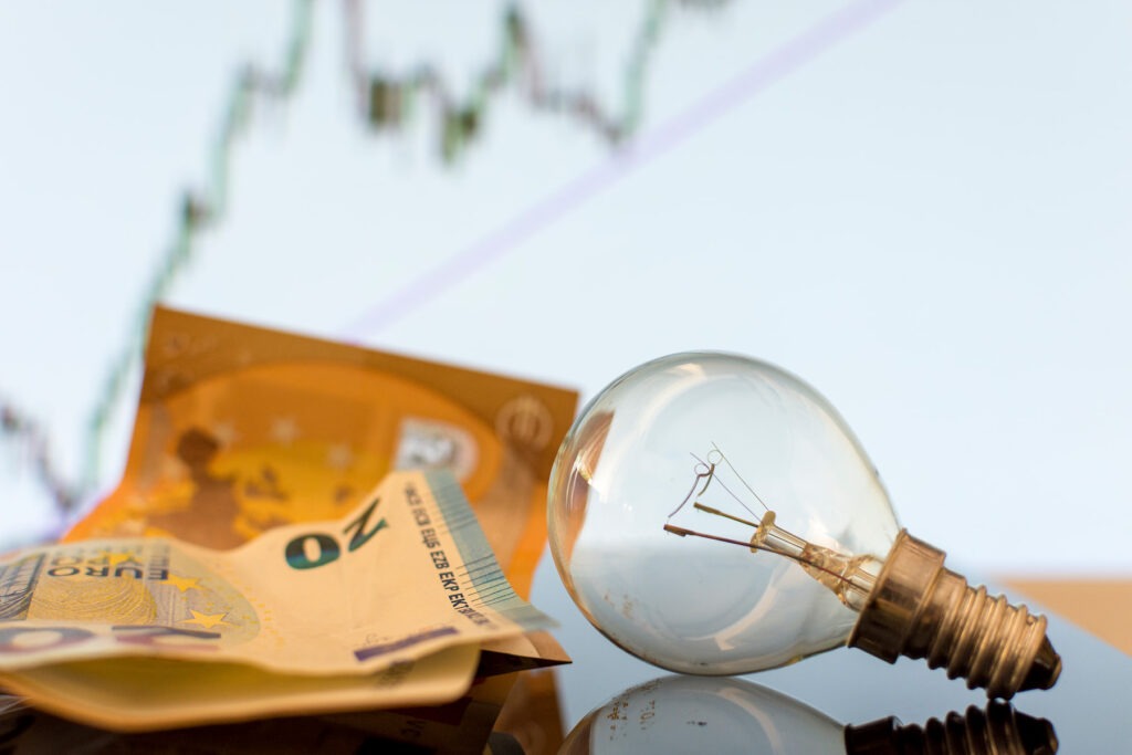 Installateur de Groupe Roy Énergie devant une camionnette de l'entreprise